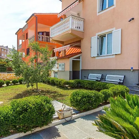 Apartamento Lovely In With Kitchen Pula