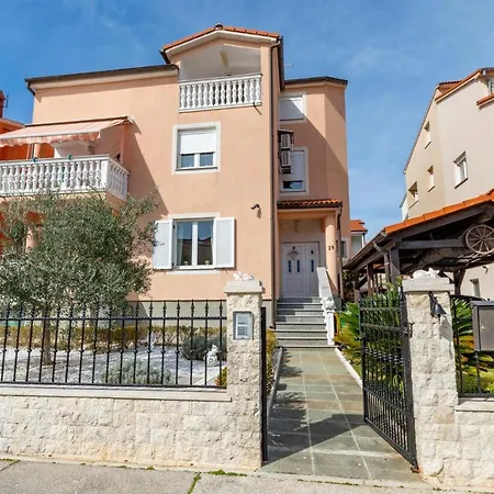 Lovely In With Kitchen Apartamento Pula