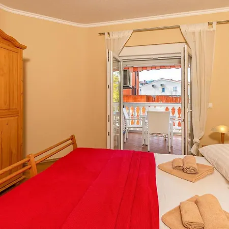 Apartamento Lovely In With Kitchen Pula
