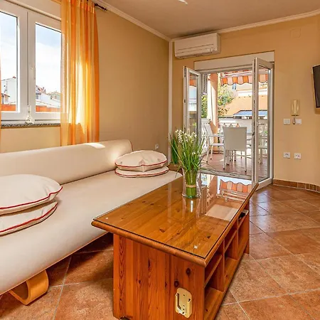 Apartamento Lovely In With Kitchen Pula